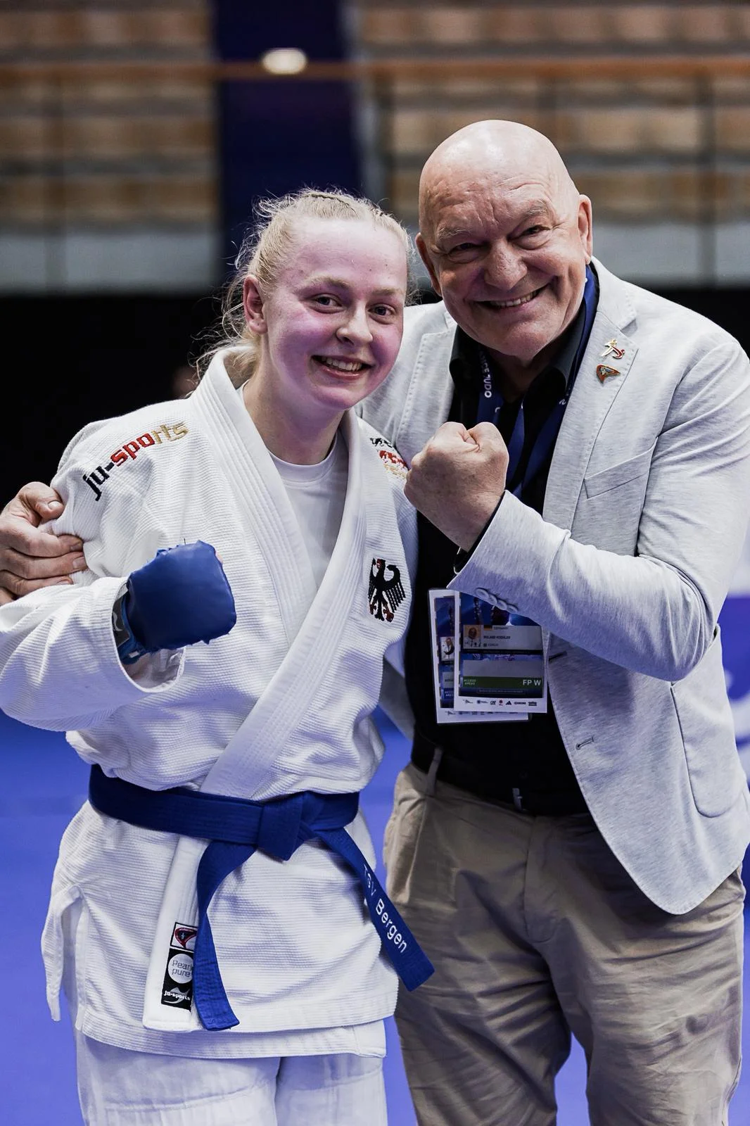 Bundestrainer Roland Köhler freut sich mit Melina Fredlmeier (links) über die Bronzemedaille beim Paris Open Grand Prix.