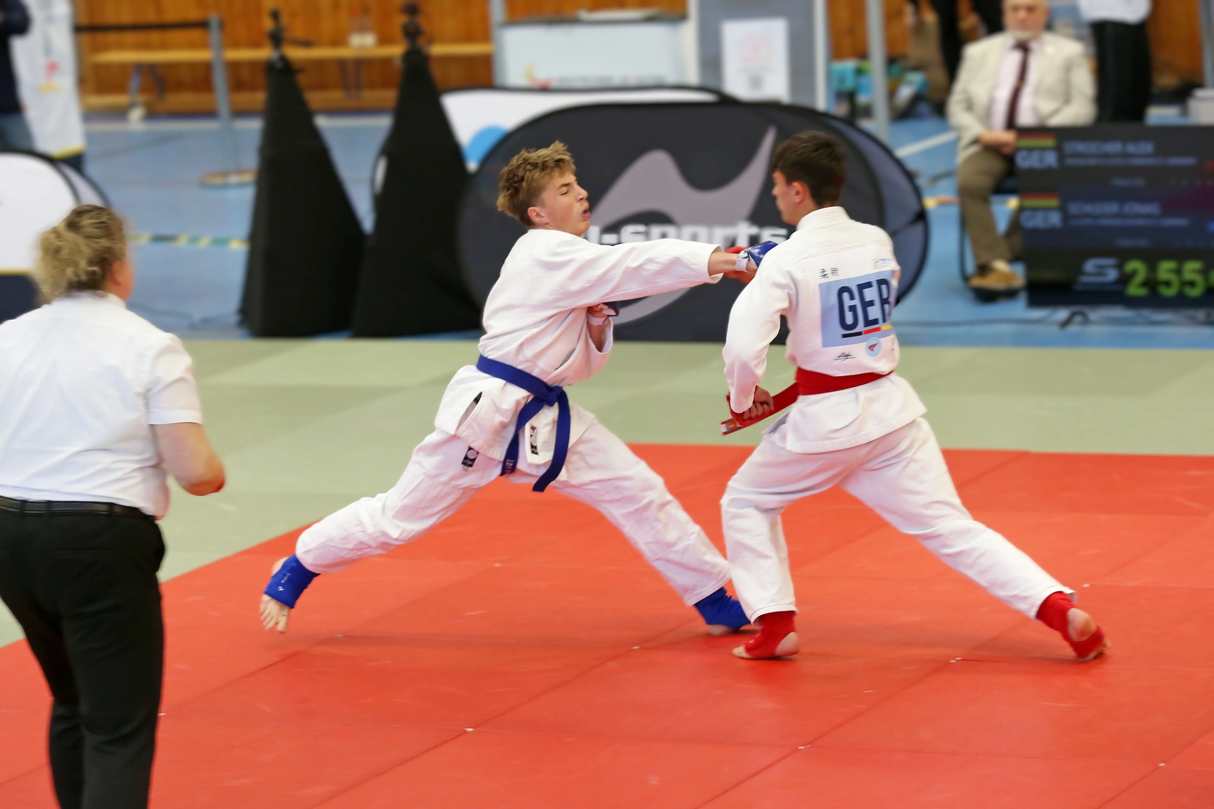In allen Kampfabschnitten überlegen war Jonas Schleier vom TSV Bergen (links im Bild) gegen Alex Strocher (Hessen) auf der Deutschen Meisterschaft in Chemnitz.