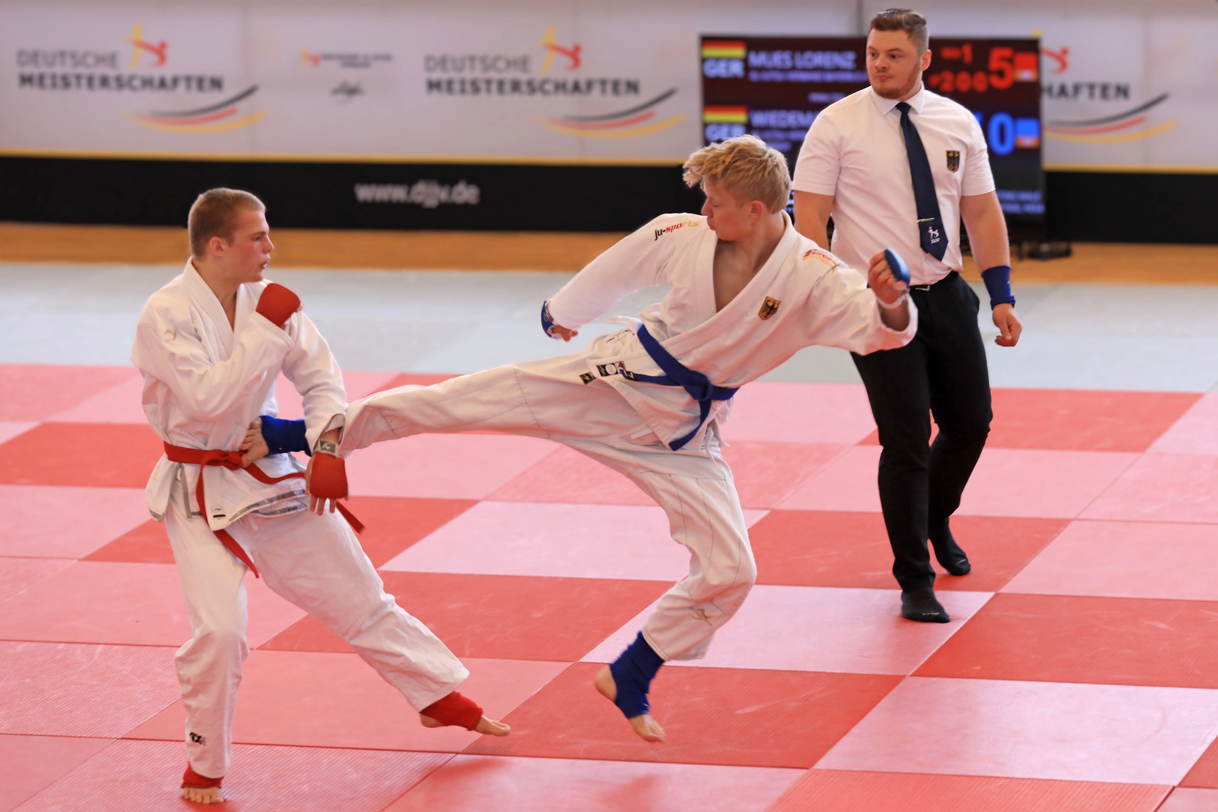 Den Titel Deutscher Meister holte sich Elias Wiedemann (blauer Gürtel) auf der Deutschen Schülermeisterschaft im Ju-Jutsu.