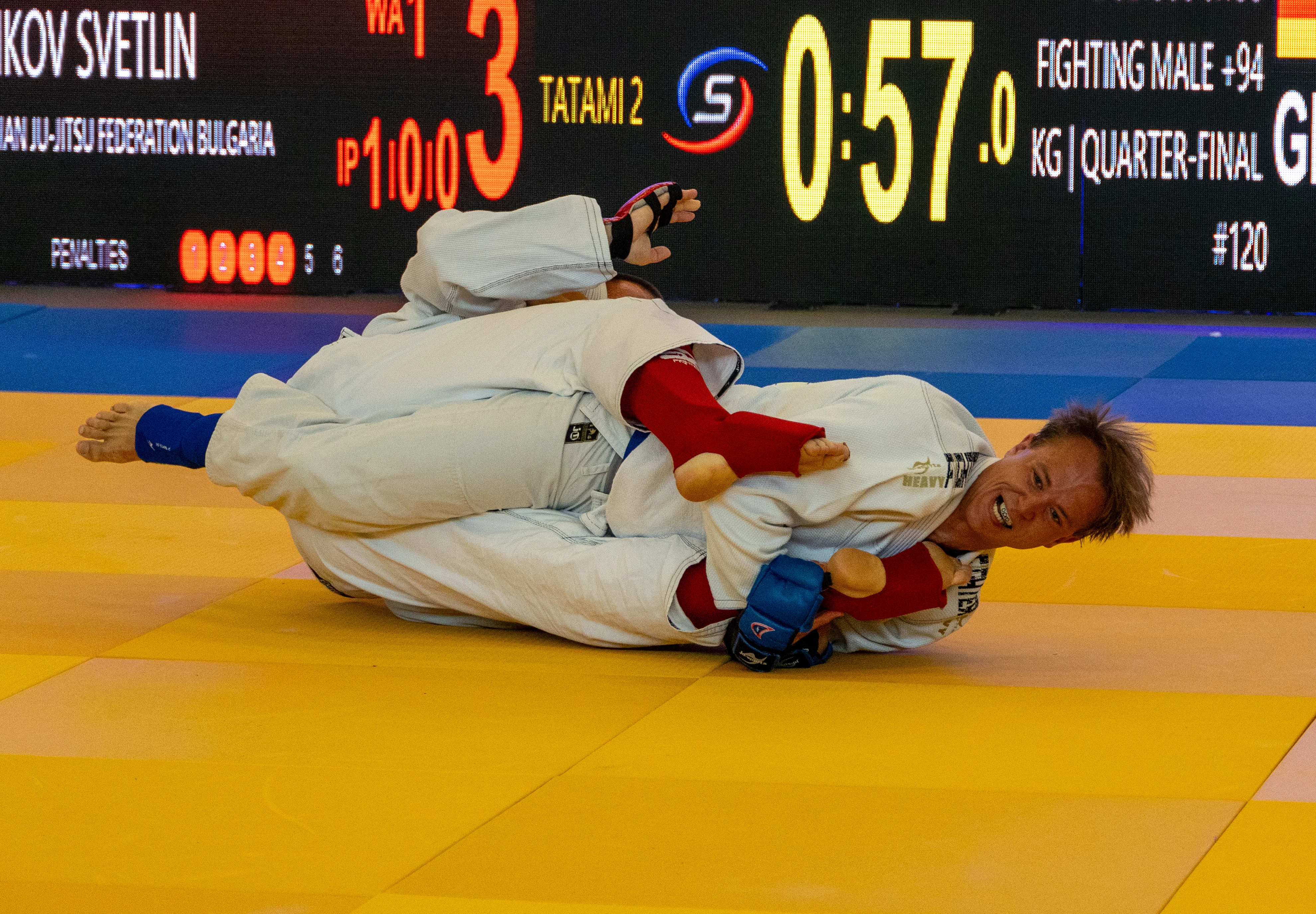 Lukas Bombik (rechts im Bild) setzt gegen Svetlin Zankov (Bulgarien) einen Beinhebel an.