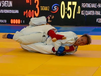 Lukas Bombik (rechts im Bild) setzt gegen Svetlin Zankov (Bulgarien) einen Beinhebel an.