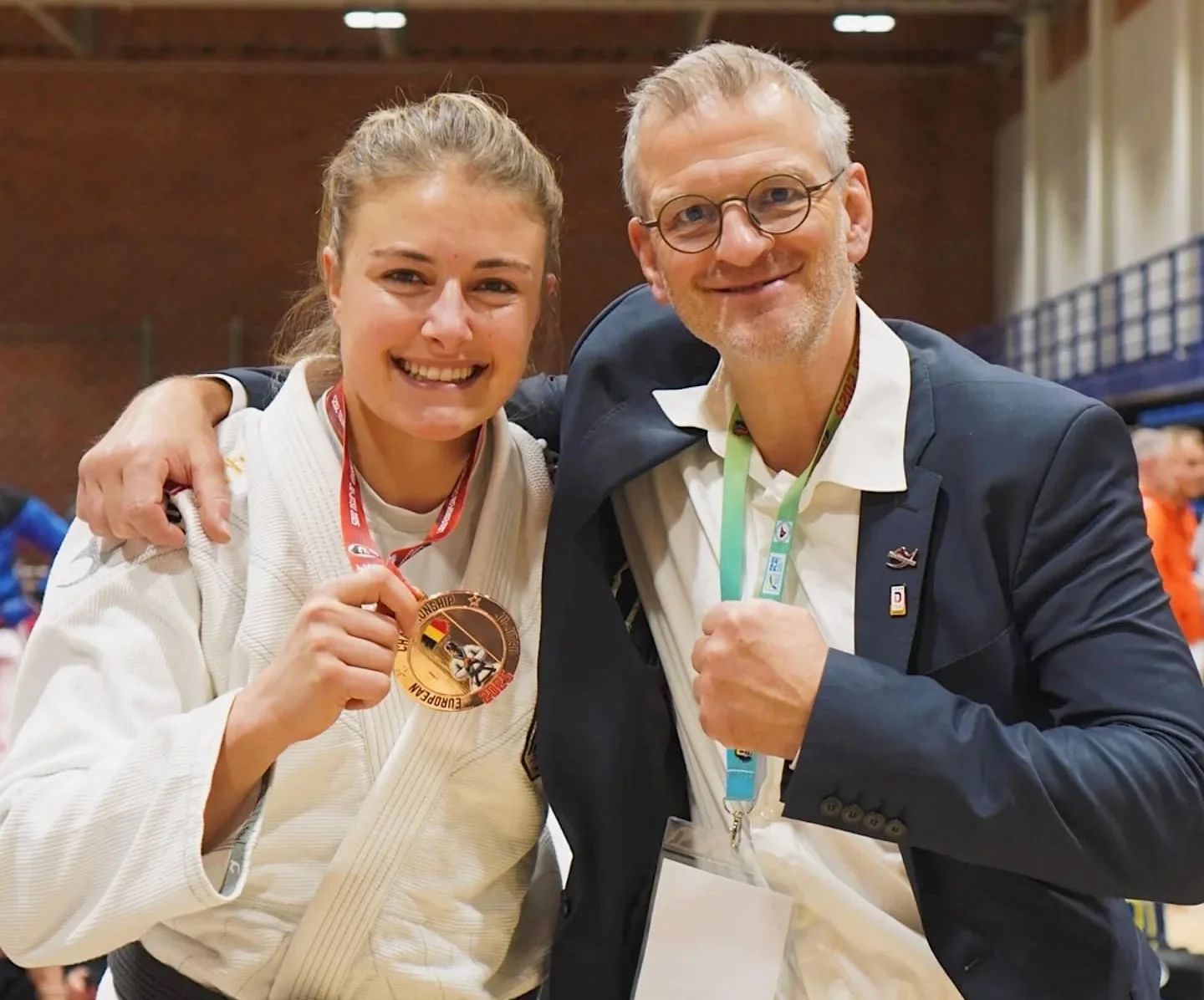 Bundestrainer und Coach Jörn Meiners (rechts im Bild) konnte sich Anja Guercke über die fünfte EM-Medaille freuen.