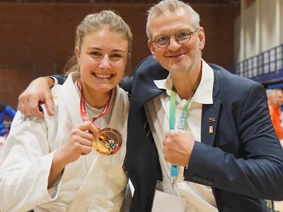 Bundestrainer und Coach Jörn Meiners (rechts im Bild) konnte sich Anja Guercke über die fünfte EM-Medaille freuen.