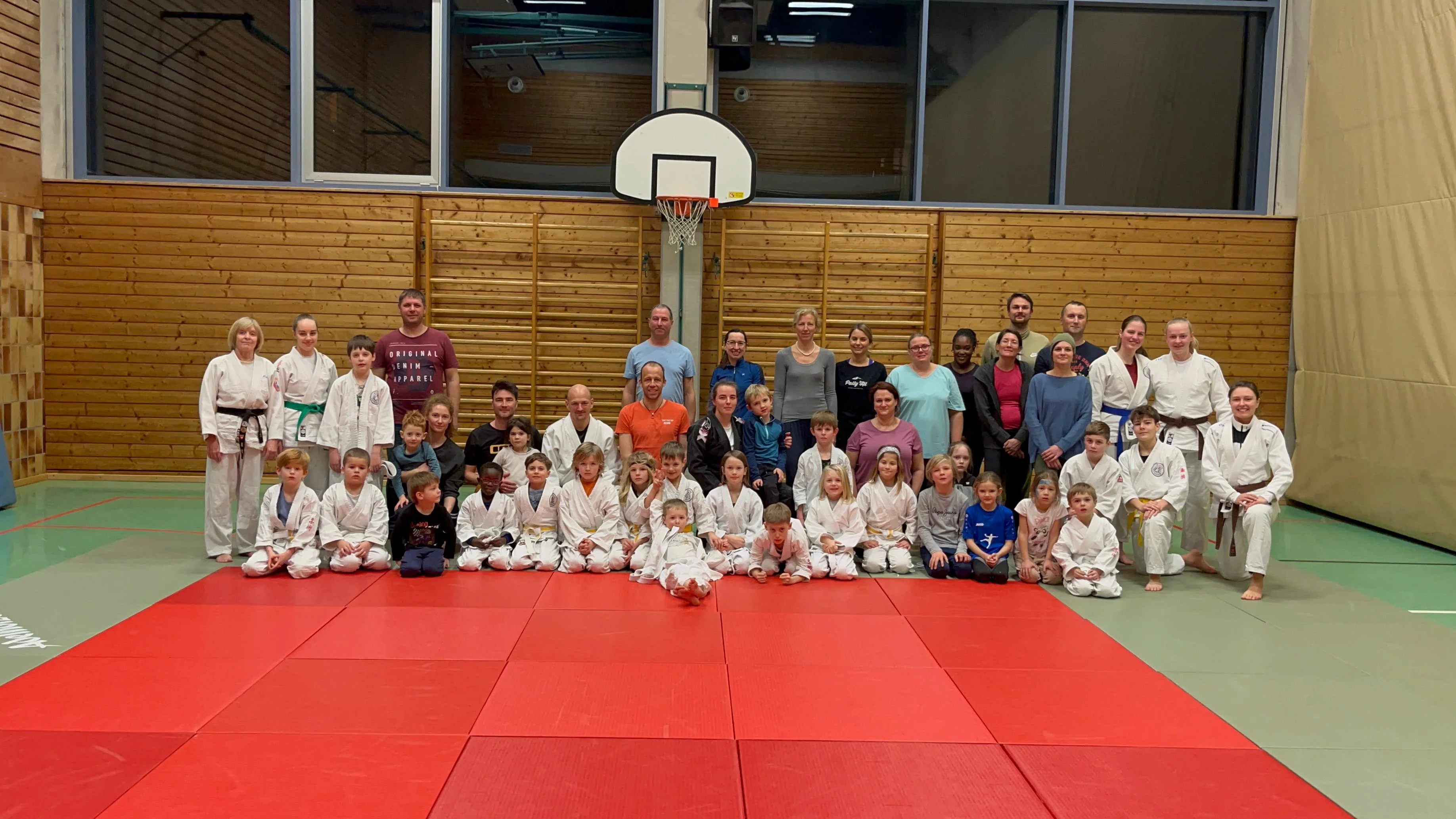 Das Ju-Jutsu-Trainerteam freute sich über die rege Teilnahme beim Eltern-Kindertraining in der Schulturnhalle in Bergen.