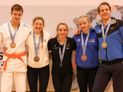 Gruppenbild der erfolgreichen Kampfsportler des TSV Bergen
