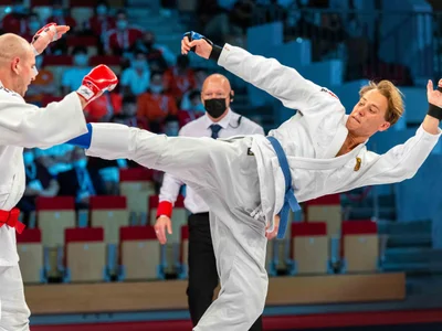 Lukas Bombik (blau) im Kampf um die Goldmedaille mit einem Fußstoß gegen Mikhail Kosthiuk aus Russland