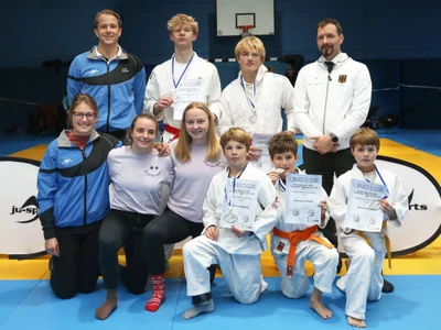 (v.l.n.r.:) Hinten: Landestrainer Lukas Bombik, Elias Wiedemann, Jonas Schleier und Korbinian Herzog. Vorne: Landestrainerin Anja Guercke, Sophie Bücher, Melina Fredlmeier, Leopold Assmann, Mykhailo Trufen und Anton Herzog.