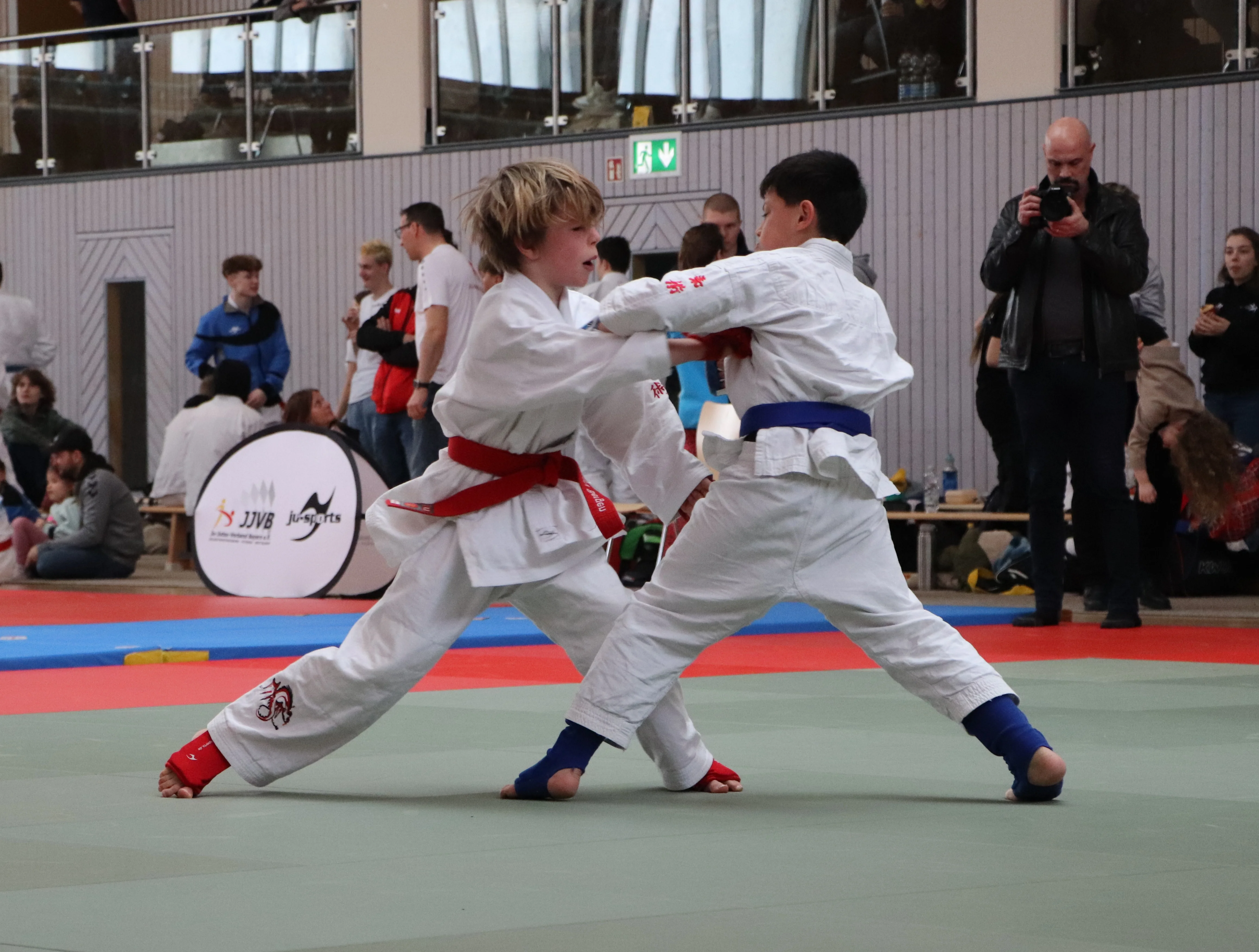 Leopold Assmann (links im Bild) vom TSV Bergen konnte sich im Kampf gegen Hermann Dietrich (Burghausen) mit 7:5 Punkten durchsetzen.
