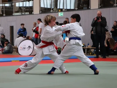 Leopold Assmann (links im Bild) vom TSV Bergen konnte sich im Kampf gegen Hermann Dietrich (Burghausen) mit 7:5 Punkten durchsetzen.