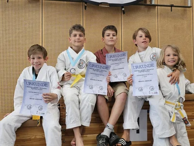Wettkampfluft schnupperte der Ju-Jutsu-Nachwuchs vom TSV Bergen beim Sommercup in Wallersdorf in der U10 bis U12, -32 kg (v.l.n.r.): Anton Köhler (3. Platz), Mykhailo Trufen (2. Platz), Nazar Trufen, Leopold Assmann (4. Platz) und  Manuel Köhler (2. Platz).