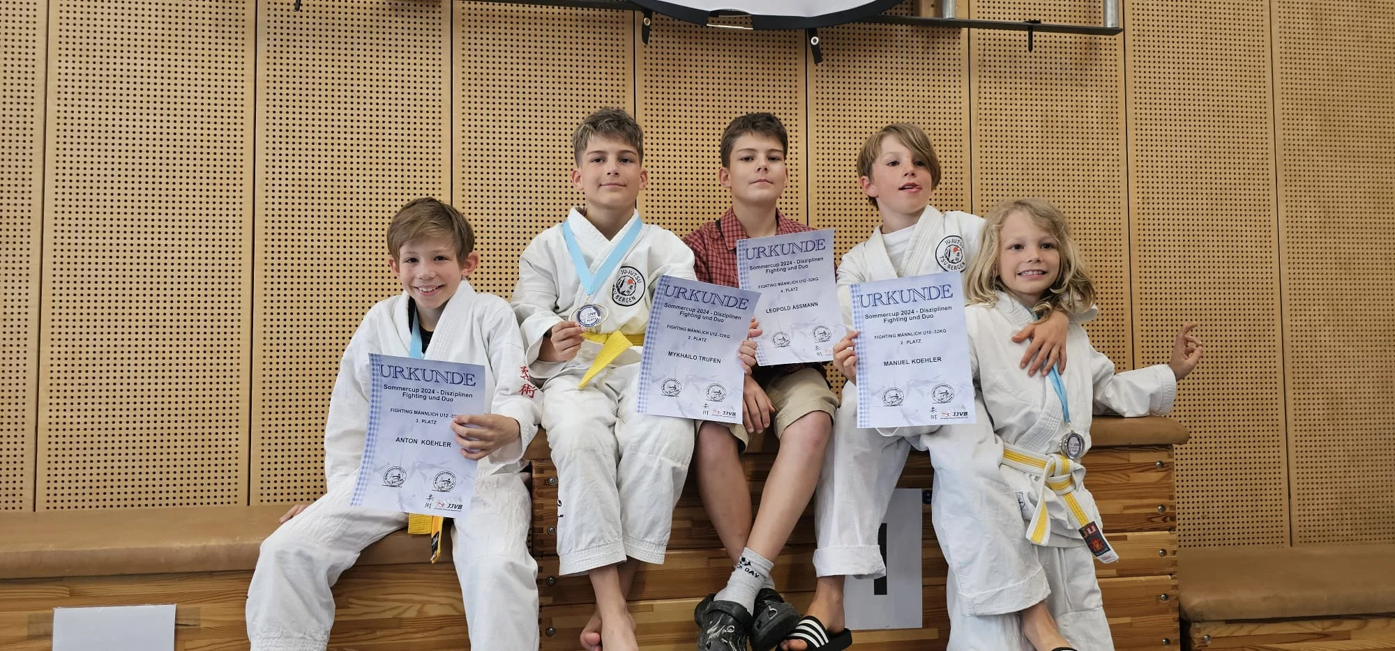 Wettkampfluft schnupperte der Ju-Jutsu-Nachwuchs vom TSV Bergen beim Sommercup in Wallersdorf in der U10 bis U12, -32 kg (v.l.n.r.): Anton Köhler (3. Platz), Mykhailo Trufen (2. Platz), Nazar Trufen, Leopold Assmann (4. Platz) und  Manuel Köhler (2. Platz).
