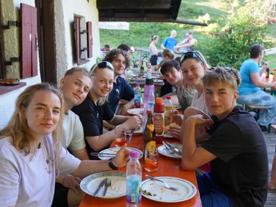 Die Bergener Athleten nach der Stärkung auf der Alm.
