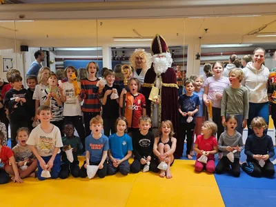 Zur Weihnachtsfeier besuchte der Nikolaus die Ju-Jutsu-Kindern des TSV Bergen.