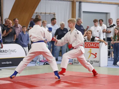  Elias Wiedemann (U16, rechts im Bild) holte sich den Meistertitel und die Goldmedaille in der Gewichtsklasse bis 69 kg.