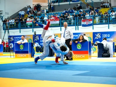 Elias Wiedemann (roter Gürtel) erkämpfte sich den 9. Platz bei der Jugend-Europameisterschaft auf Zypern.