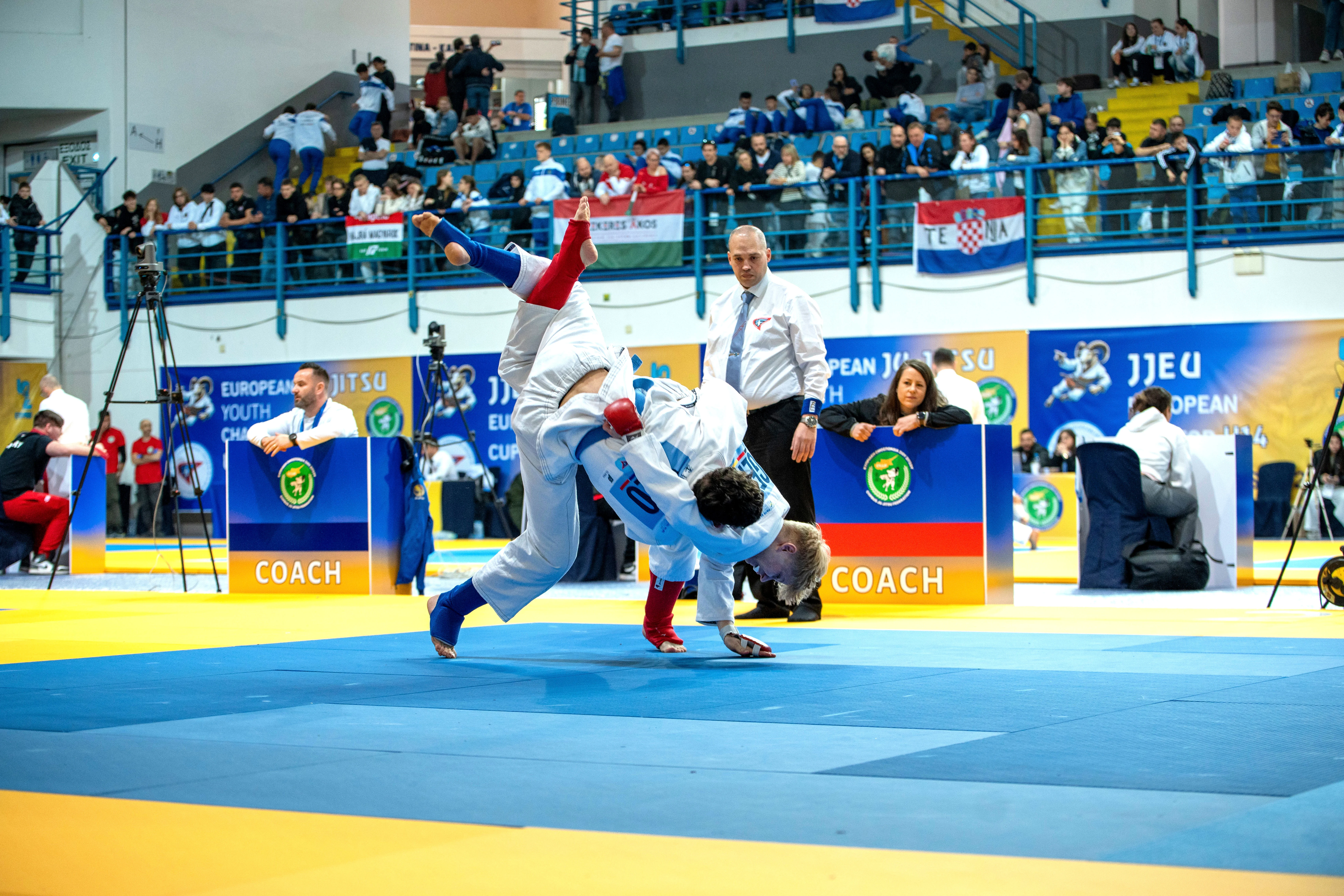 Elias Wiedemann (roter Gürtel) erkämpfte sich den 9. Platz bei der Jugend-Europameisterschaft auf Zypern.