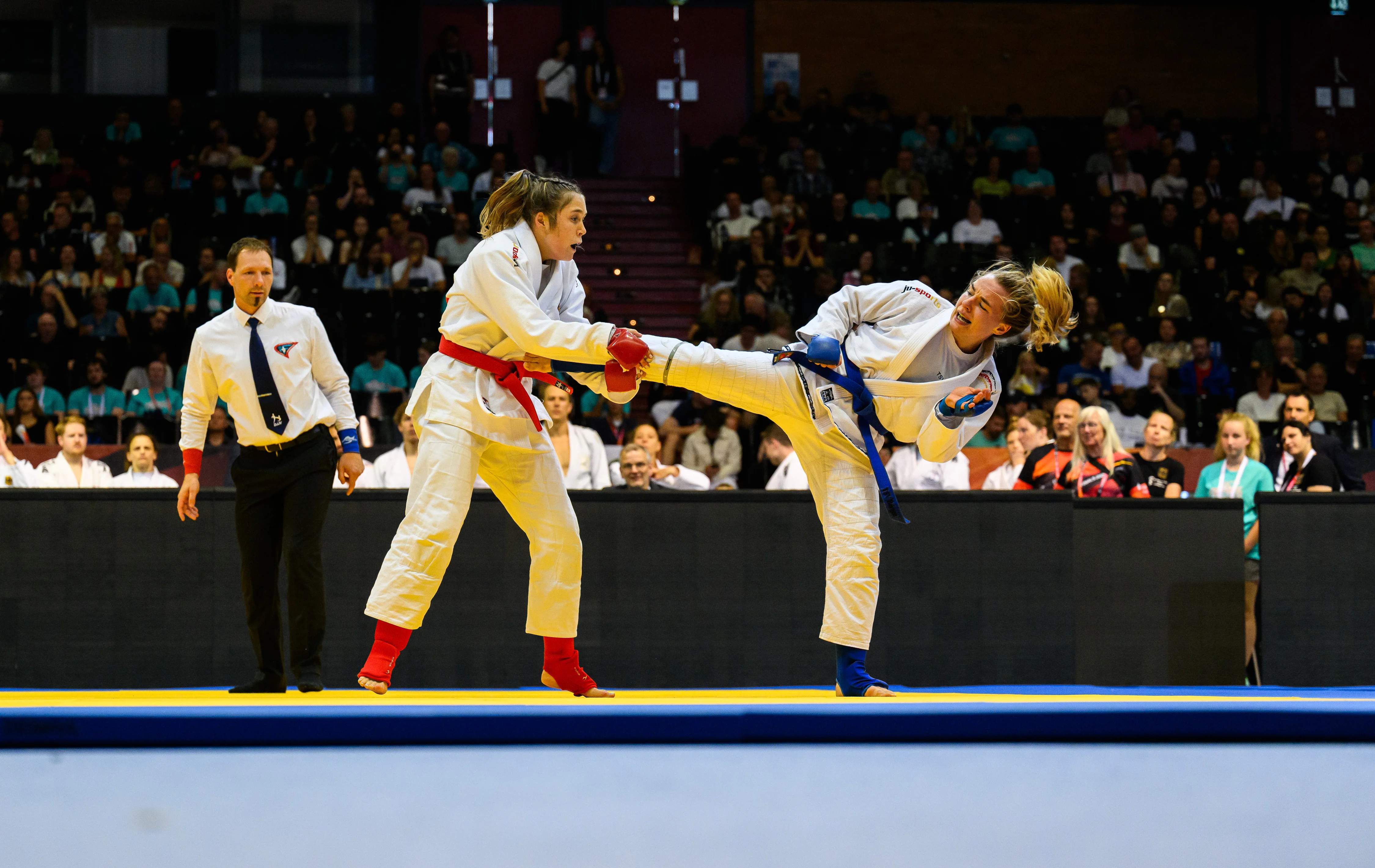 Mit einem seitlichen Fußstoß punktete Sophie Walcher (blauer Gürtel) gegen Bundeskaderathletin Julia Köhler bei den Die Finals 2026 in Hannover.