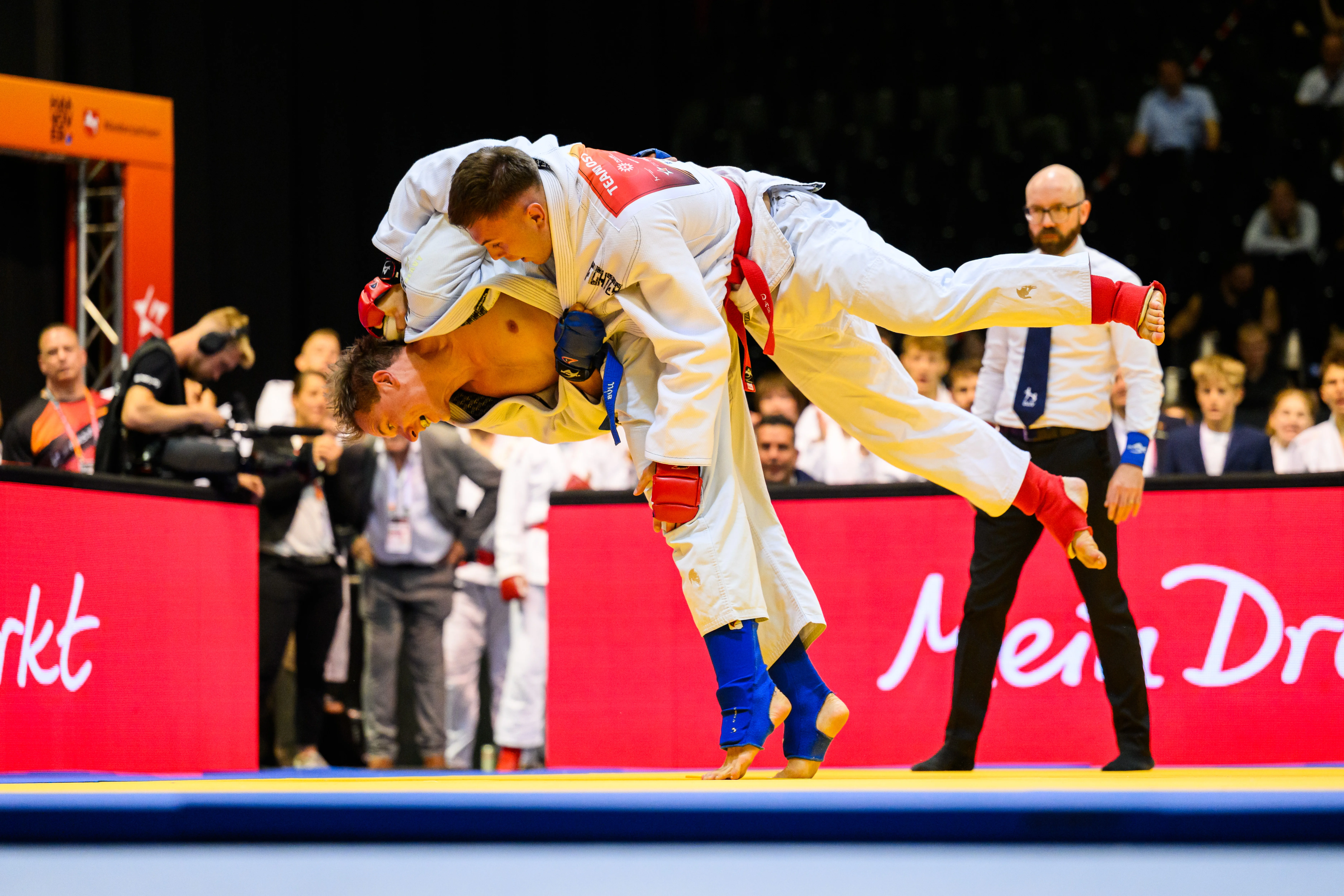 Für das Team Süd sicherte Lukas Bombik (blauer Gürtel) mit diesem Wurf den Gesamtsieg bei den Die Finals 2026 in Hannover.