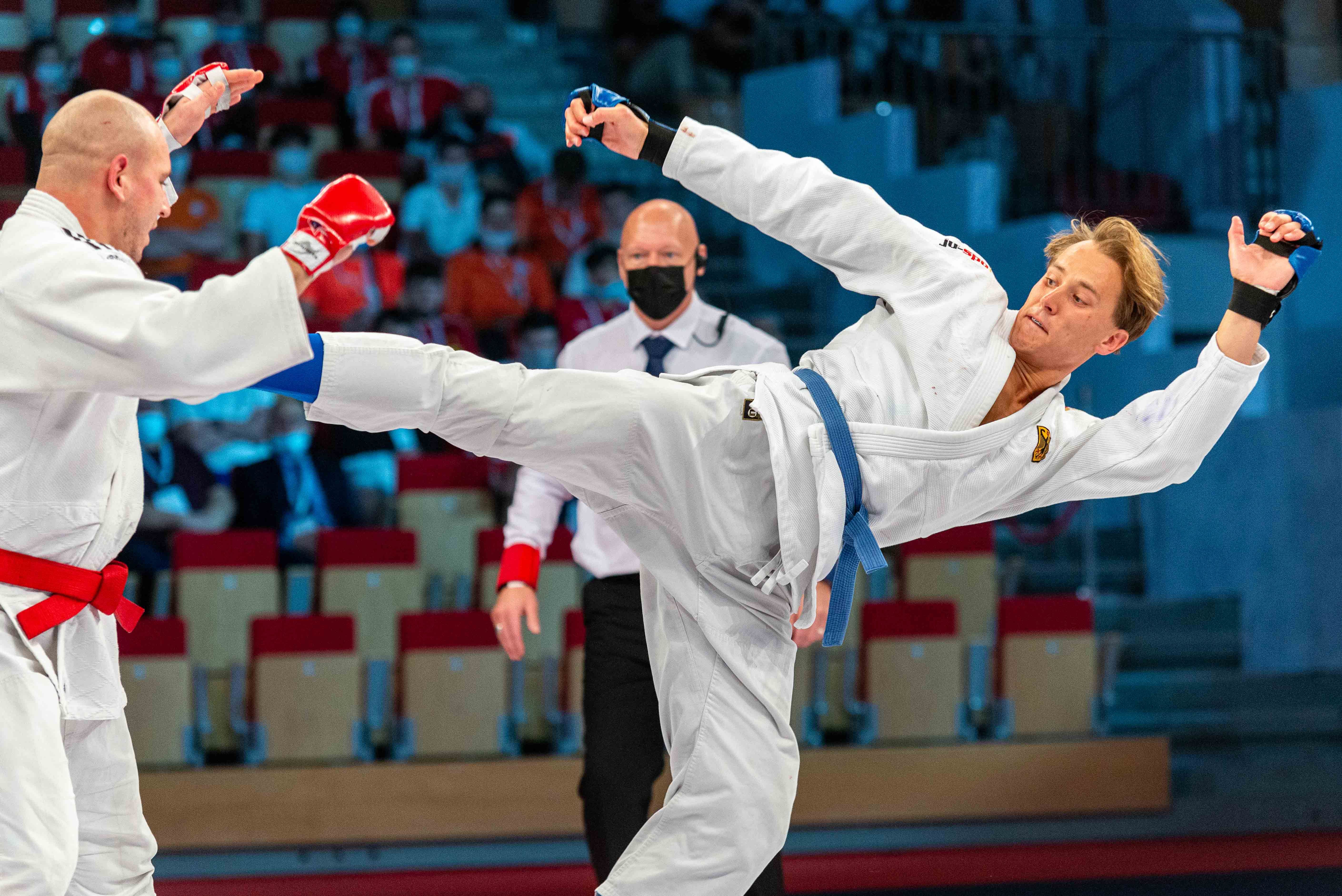 Lukas Bombik (blau) im Kampf um die Goldmedaille mit einem Fußstoß gegen Mikhail Kosthiuk aus Russland