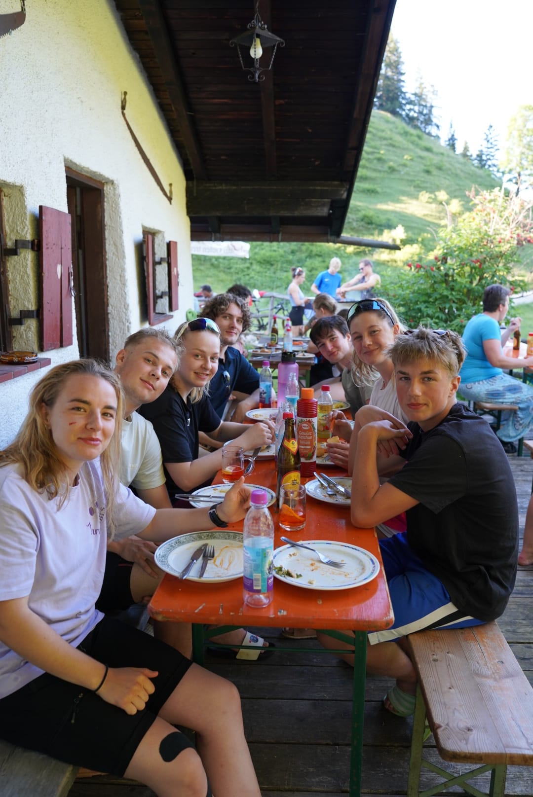 Die Bergener Athleten nach der Stärkung auf der Alm.