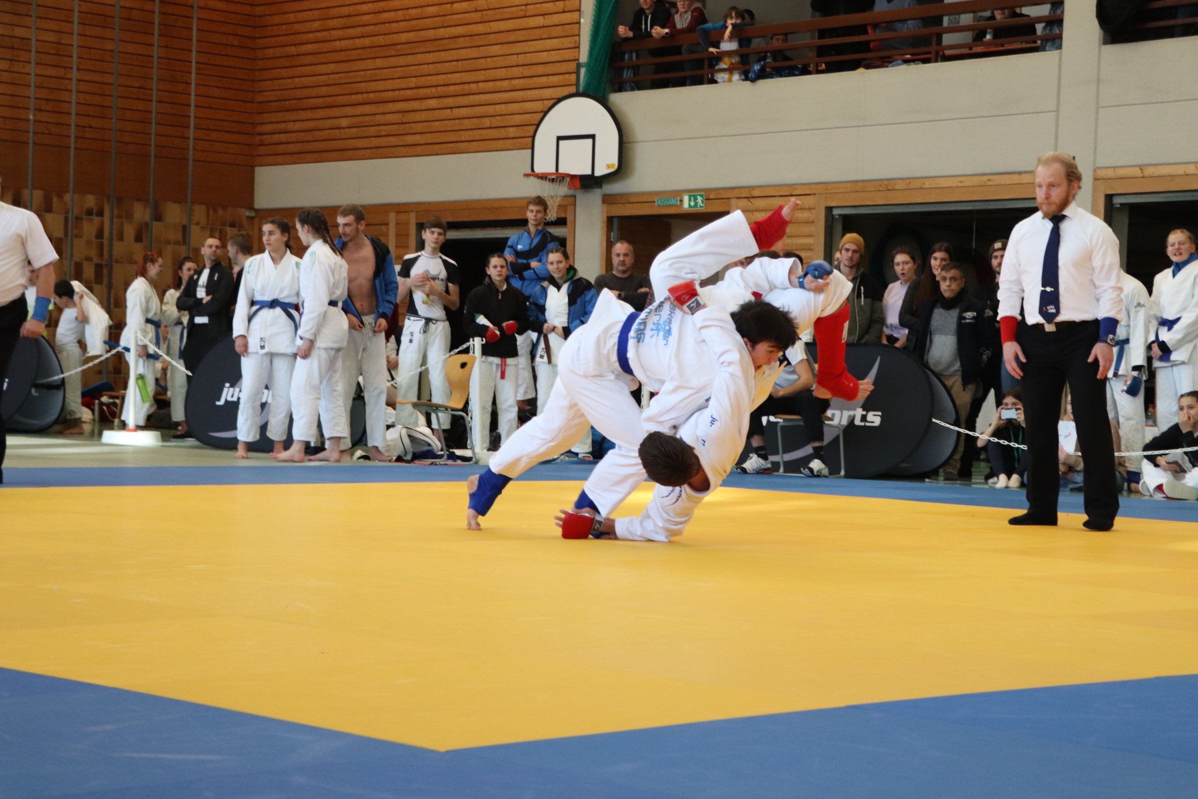 Mit einem Ausheber gegen einen Gegner aus Nördlingen gelang Julian Waurig (blauer Gürtel) ein Ippon-Wurf.